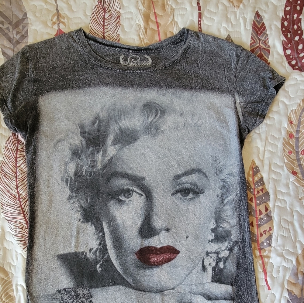 Marilyn Monroe graphic fitted T. Gray charcoal look. Medium.